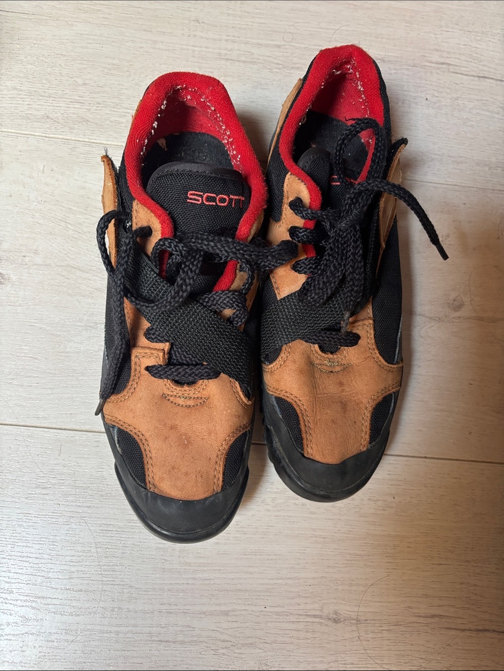 SCOTT Tan & Black biking shoes with Red Interior